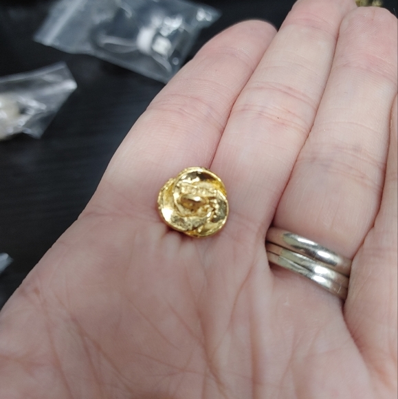 Beautiful Authentic Chanel buttons - Picture 3 of 4